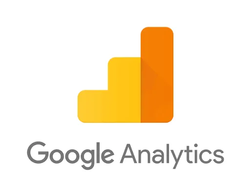 الشعار الرسمي لأداة تحليلات جوجل Google Analytics لقياس سلوك الزوار، يظهر بأعمدته الإحصائية التصاعدية الثلاثة باللونين البرتقالي والأصفر، وأسفله اسم الأداة باللون الرمادي على خلفية بيضاء معزولة.